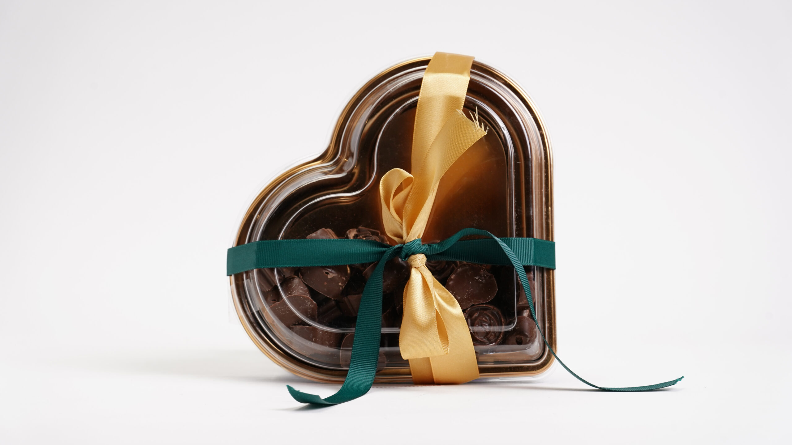 Sweet Chocolate with Hazelnut or Almond شوكولا حلو مع بندق أو لوز