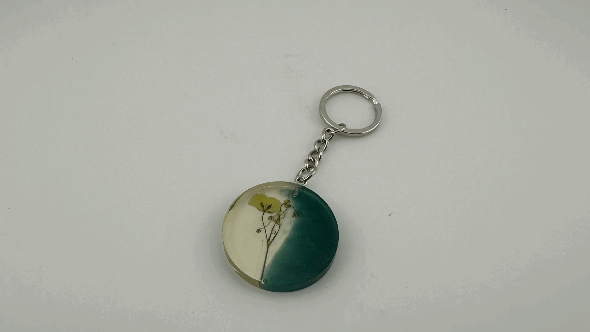 Handmade Round Resin Keychains with Special Inclusions حمالة مفاتيح من الرزين شكل دائري مع اشكال زخرفية