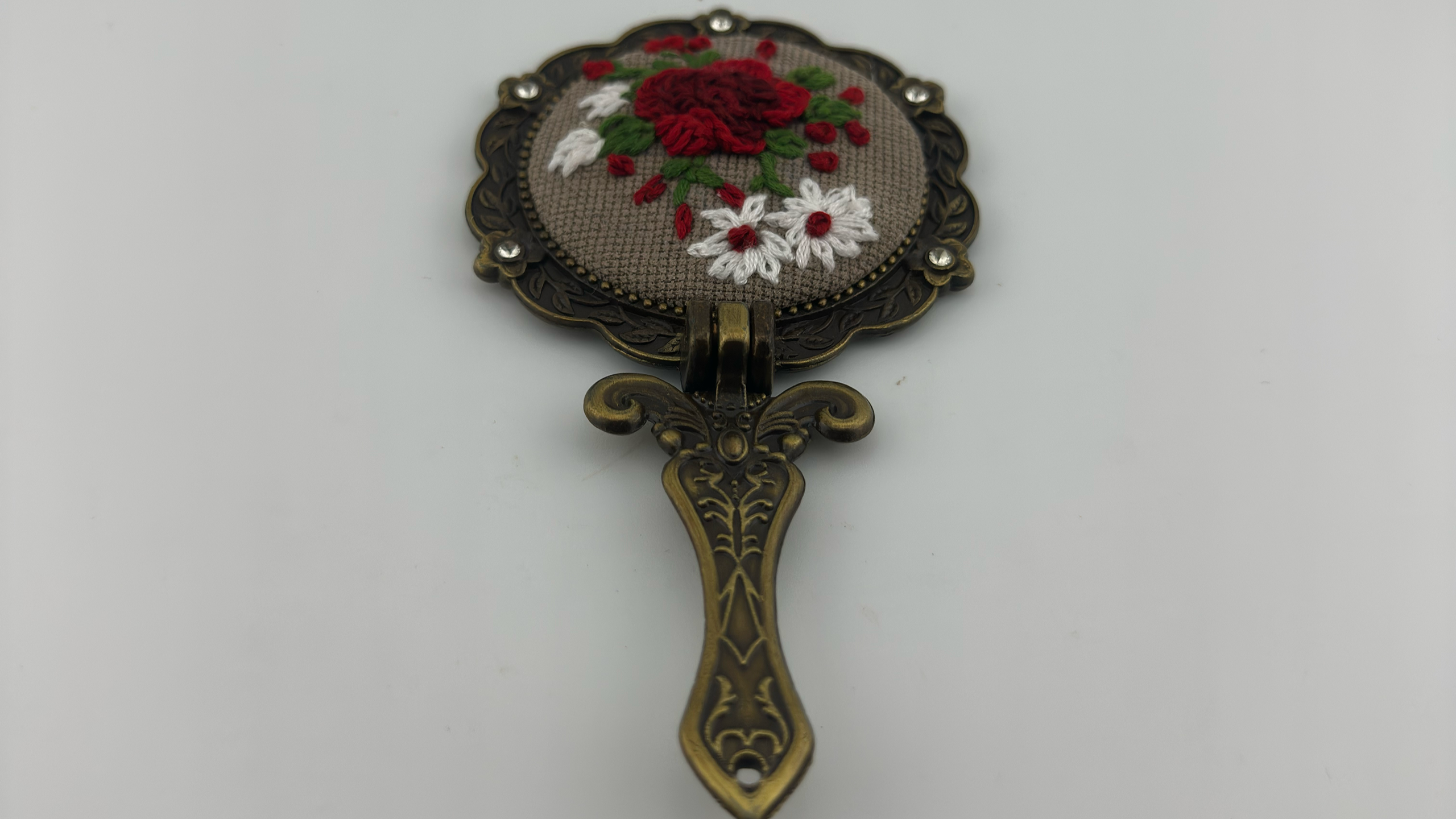 Embroidered Mirror for Handbag مرآة مطرزة لحقيبة اليد