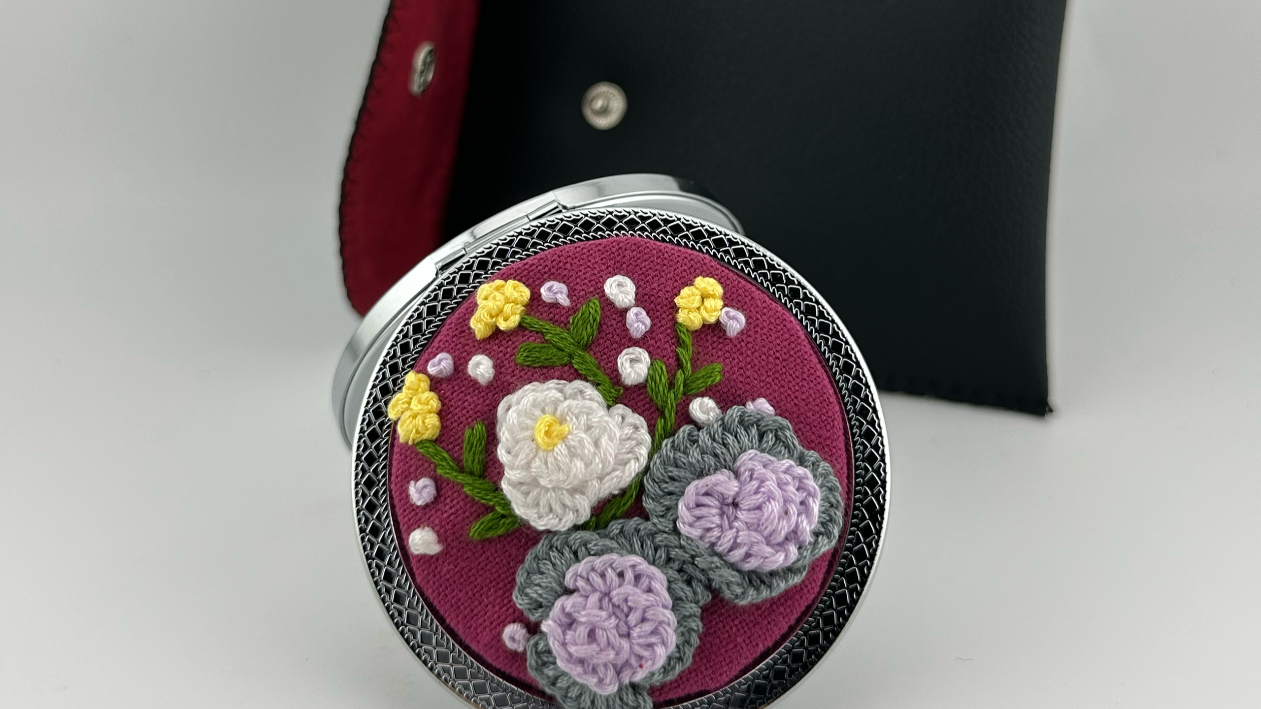 Embroidered Clutch Mirror with Leather Pouch مرآة مطرزة كبس مع حاوية جلد